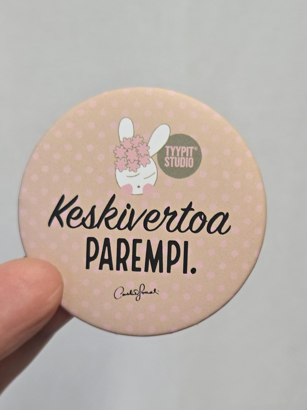 Tyypit Studion jo klassikoiksi muodostuneet Voimalause-tekstit naurattaa, vahvistaa, piristää - ne on otteita arkisesta elämästä. Voimalauseita löytyy vaihtuva valikoima erilaisina tuotteina. Tyypit Studio suunnittelee iloa sun elämään - jo vuodesta 2015!