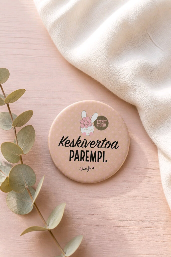 Tyypit Studion jo klassikoiksi muodostuneet Voimalause-tekstit naurattaa, vahvistaa, piristää - ne on otteita arkisesta elämästä. Voimalauseita löytyy vaihtuva valikoima erilaisina tuotteina. Tyypit Studio suunnittelee iloa sun elämään - jo vuodesta 2015!