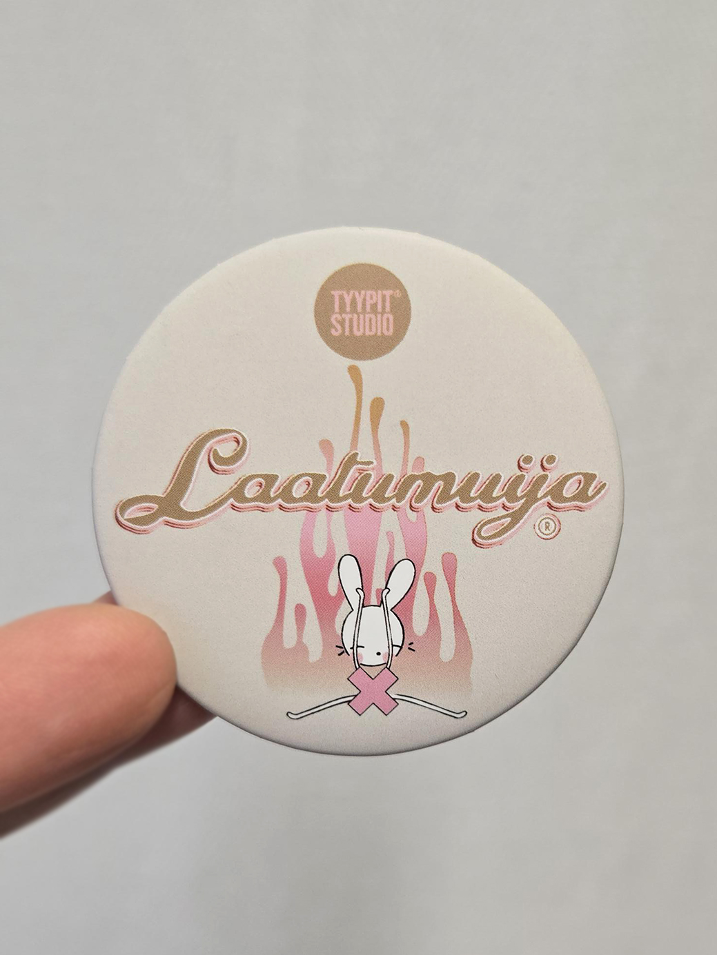 Tyypit Studion jo klassikoiksi muodostuneet Voimalause-tekstit naurattaa, vahvistaa, piristää - ne on otteita arkisesta elämästä. Voimalauseita löytyy vaihtuva valikoima erilaisina tuotteina. Tyypit Studio suunnittelee iloa sun elämään - jo vuodesta 2015!