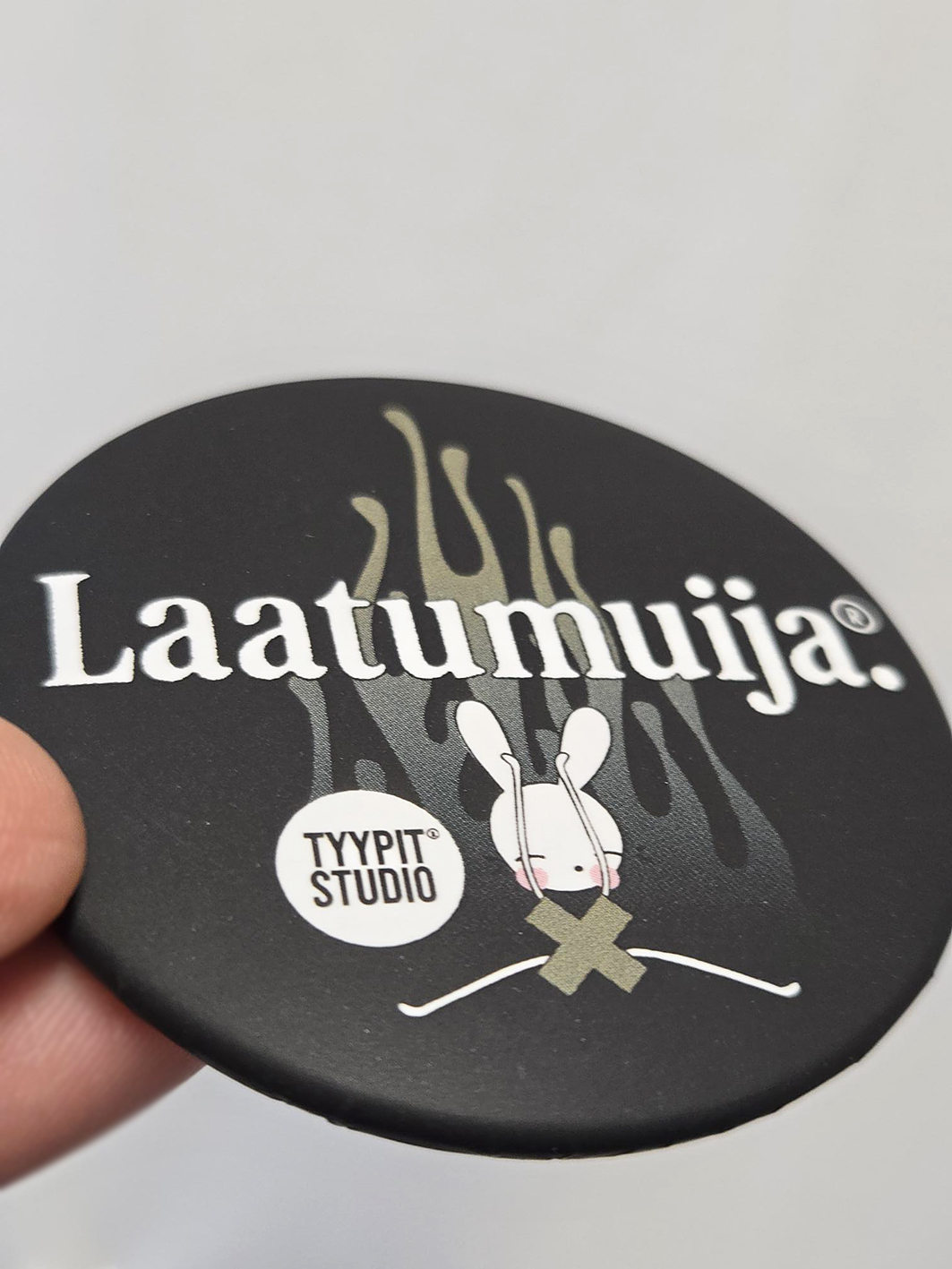 Tyypit Studion jo klassikoiksi muodostuneet Voimalause-tekstit naurattaa, vahvistaa, piristää - ne on otteita arkisesta elämästä. Voimalauseita löytyy vaihtuva valikoima erilaisina tuotteina. Tyypit Studio suunnittelee iloa sun elämään - jo vuodesta 2015!