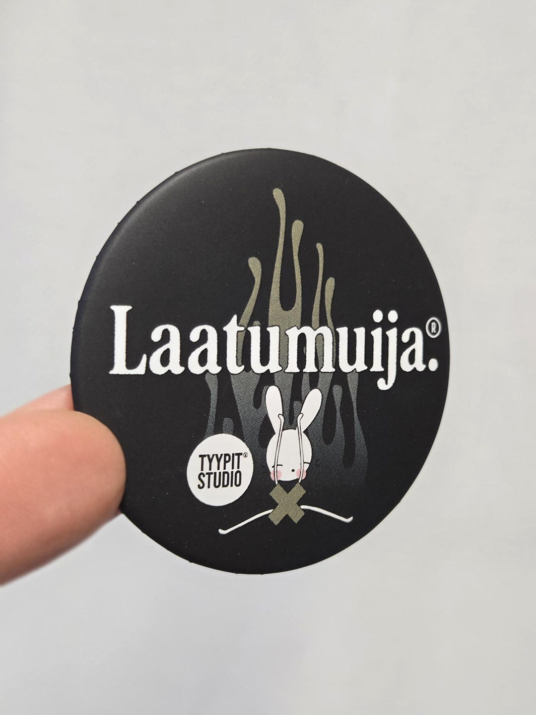 Tyypit Studion jo klassikoiksi muodostuneet Voimalause-tekstit naurattaa, vahvistaa, piristää - ne on otteita arkisesta elämästä. Voimalauseita löytyy vaihtuva valikoima erilaisina tuotteina. Tyypit Studio suunnittelee iloa sun elämään - jo vuodesta 2015!