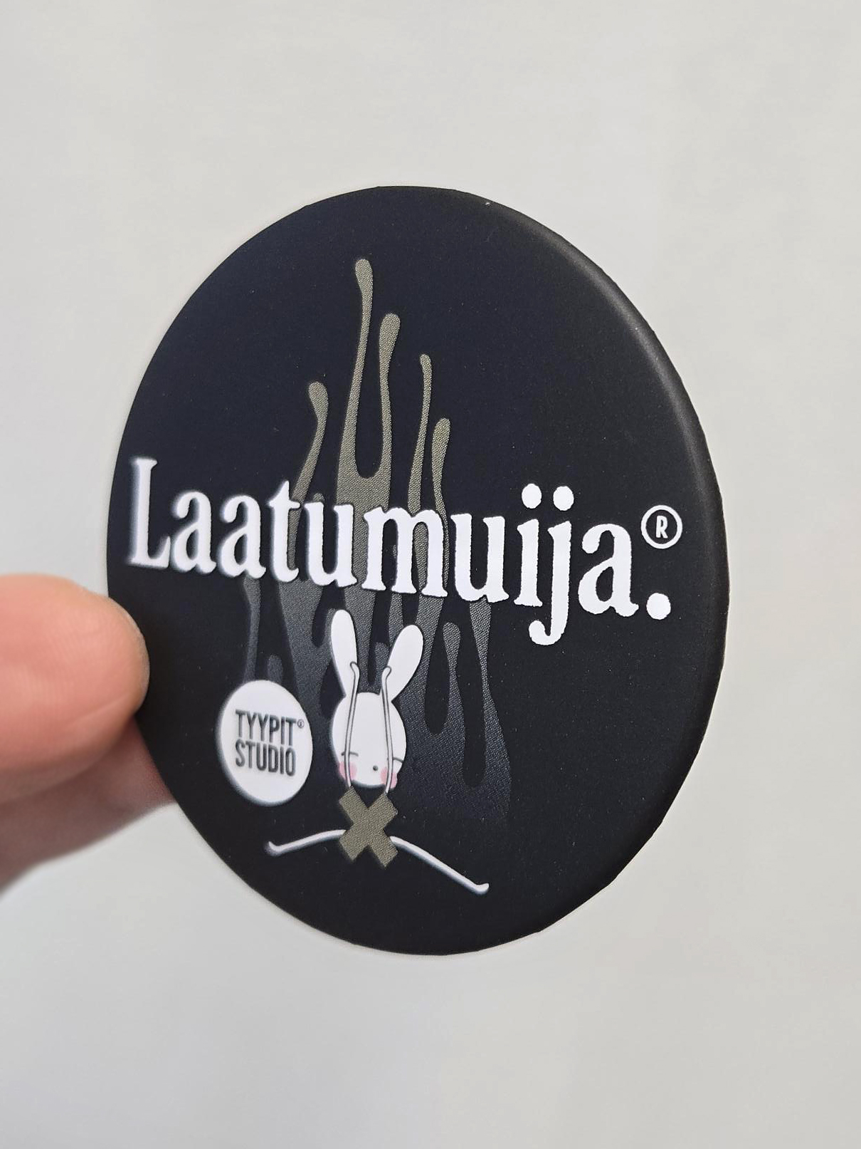 Tyypit Studion jo klassikoiksi muodostuneet Voimalause-tekstit naurattaa, vahvistaa, piristää - ne on otteita arkisesta elämästä. Voimalauseita löytyy vaihtuva valikoima erilaisina tuotteina. Tyypit Studio suunnittelee iloa sun elämään - jo vuodesta 2015!