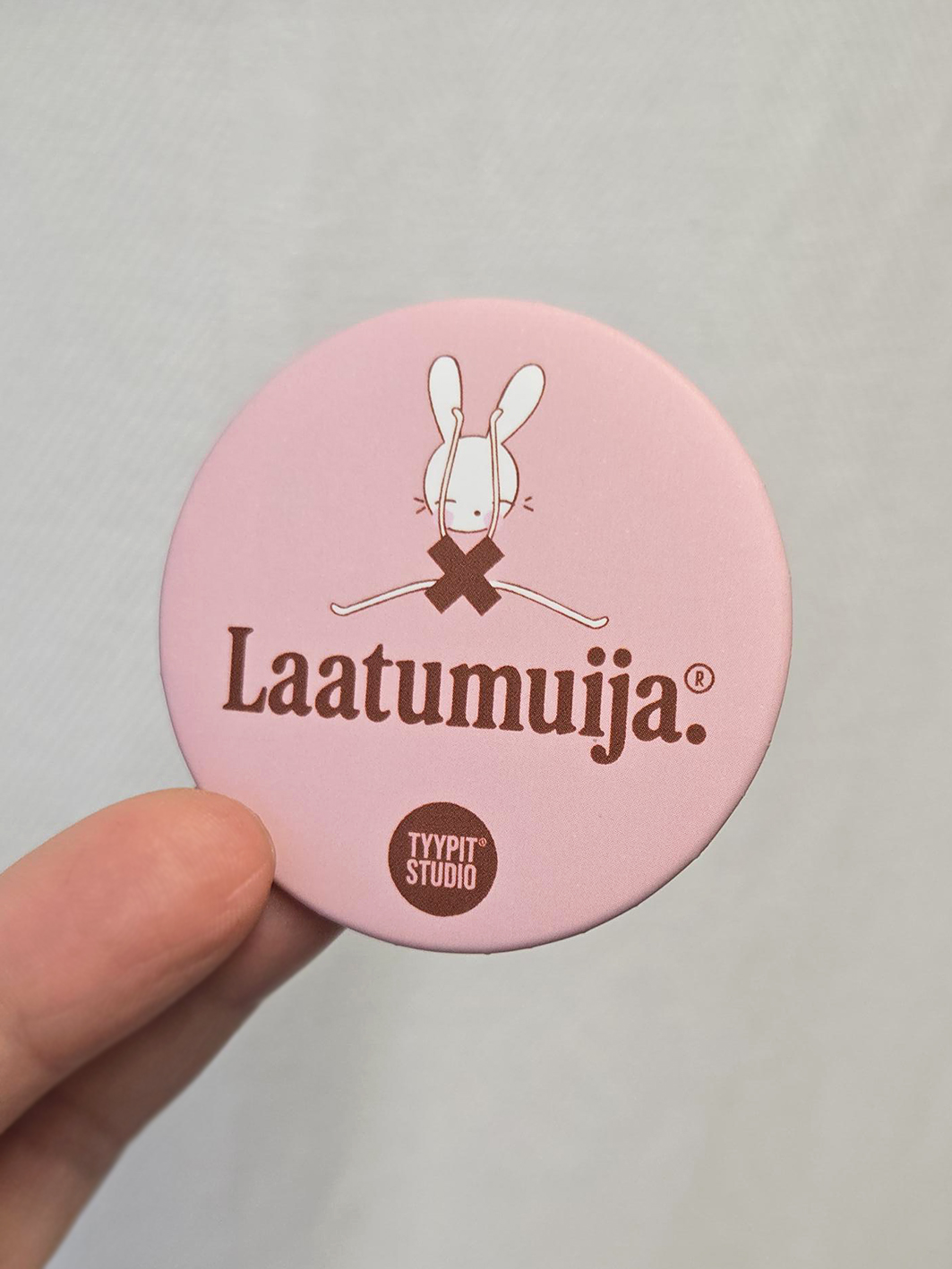 Tyypit Studion jo klassikoiksi muodostuneet Voimalause-tekstit naurattaa, vahvistaa, piristää - ne on otteita arkisesta elämästä. Voimalauseita löytyy vaihtuva valikoima erilaisina tuotteina. Tyypit Studio suunnittelee iloa sun elämään - jo vuodesta 2015!