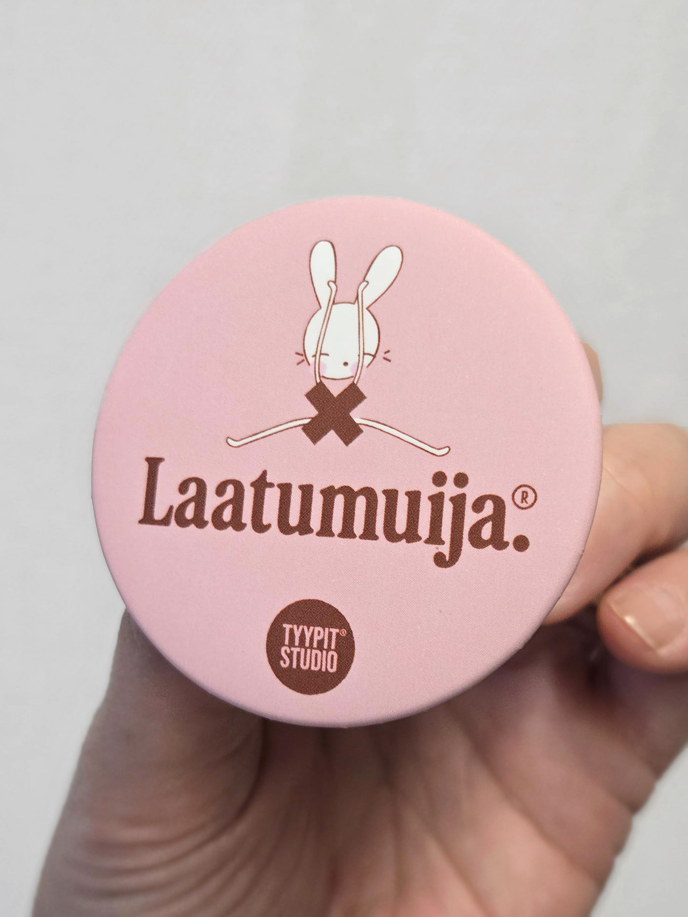 Tyypit Studion jo klassikoiksi muodostuneet Voimalause-tekstit naurattaa, vahvistaa, piristää - ne on otteita arkisesta elämästä. Voimalauseita löytyy vaihtuva valikoima erilaisina tuotteina. Tyypit Studio suunnittelee iloa sun elämään - jo vuodesta 2015!