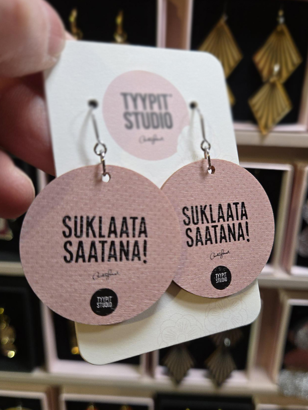 Tyypit Studion jo klassikoiksi muodostuneet Voimalause-tekstit naurattaa, vahvistaa, piristää - ne on otteita arkisesta elämästä. Laaja valikoima Voimalauseita löytyy vaihtuva valikoima erilaisina tuotteina. Tyypit Studio suunnittelee iloa sun elämään - jo vuodesta 2015!