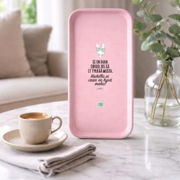 Tyypit Studion jo klassikoiksi muodostuneet Voimalause-tekstit naurattaa, vahvistaa, piristää - ne on otteita arkisesta elämästä. Voimalauseita löytyy vaihtuva valikoima erilaisina tuotteina. Tyypit Studio suunnittelee iloa sun elämään - jo vuodesta 2015!