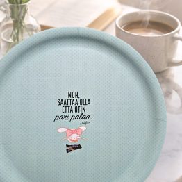 Tyypit Studion jo klassikoiksi muodostuneet Voimalause-tekstit naurattaa, vahvistaa, piristää - ne on otteita arkisesta elämästä. Voimalauseita löytyy vaihtuva valikoima erilaisina tuotteina. Tyypit Studio suunnittelee iloa sun elämään - jo vuodesta 2015!