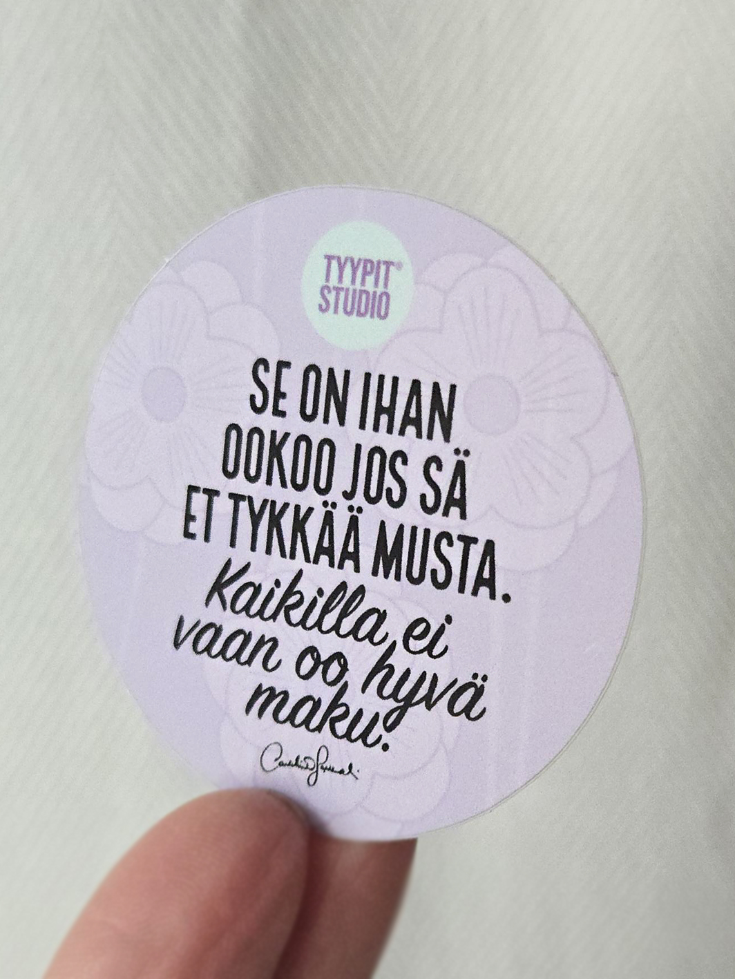 Tyypit Studion jo klassikoiksi muodostuneet Voimalause-tekstit naurattaa, vahvistaa, piristää - ne on otteita arkisesta elämästä. Voimalauseita löytyy vaihtuva valikoima erilaisina tuotteina. Tyypit Studio suunnittelee iloa sun elämään - jo vuodesta 2015!