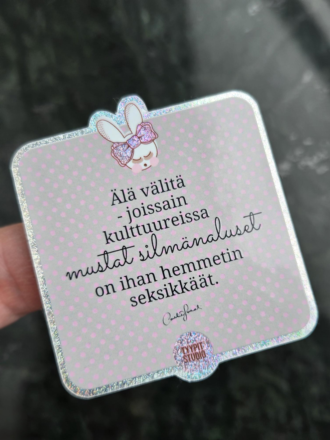 Tyypit Studion jo klassikoiksi muodostuneet Voimalause-tekstit naurattaa, vahvistaa, piristää - ne on otteita arkisesta elämästä. Voimalauseita löytyy vaihtuva valikoima erilaisina tuotteina. Tyypit Studio suunnittelee iloa sun elämään - jo vuodesta 2015!