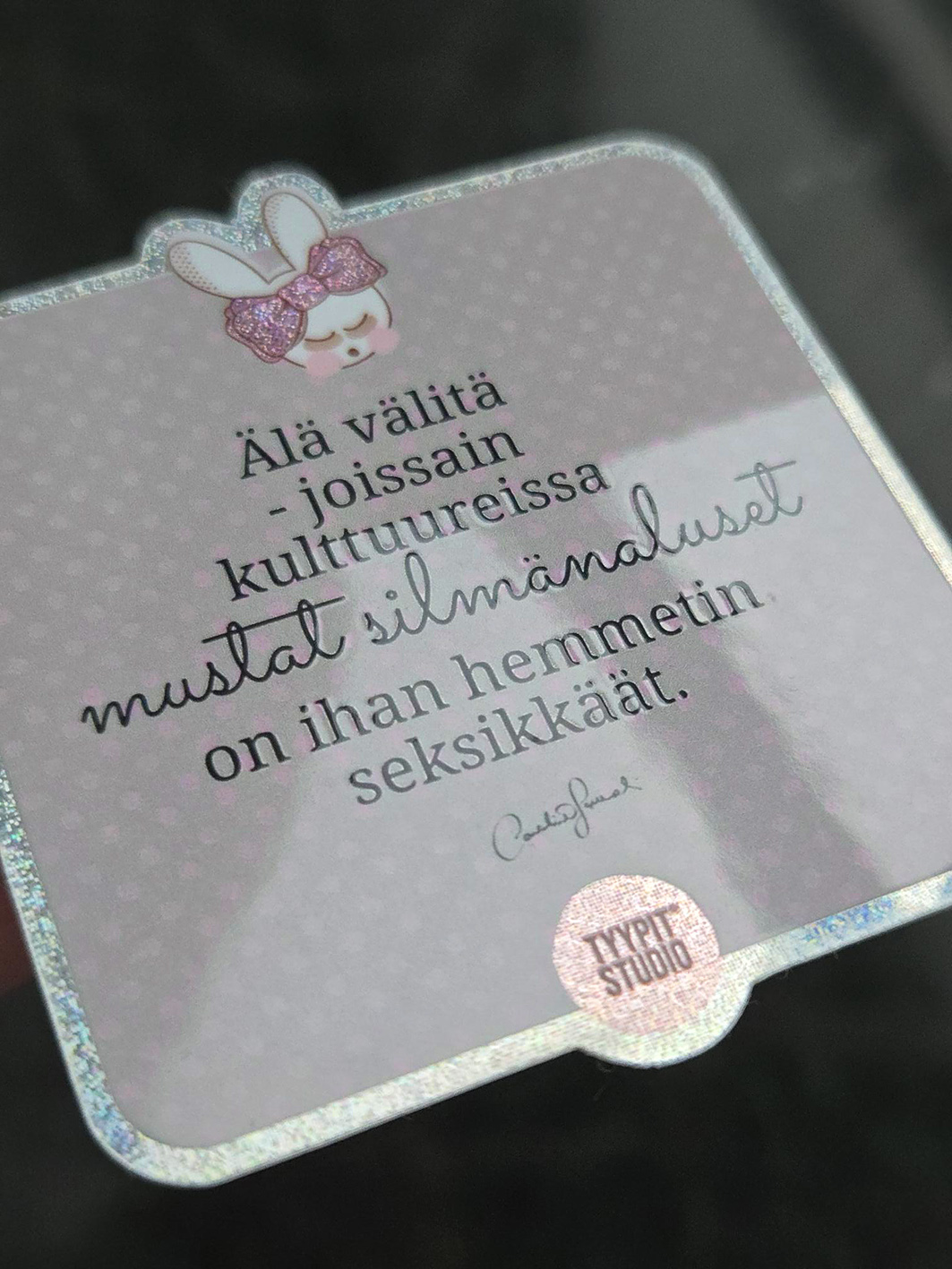Tyypit Studion jo klassikoiksi muodostuneet Voimalause-tekstit naurattaa, vahvistaa, piristää - ne on otteita arkisesta elämästä. Voimalauseita löytyy vaihtuva valikoima erilaisina tuotteina. Tyypit Studio suunnittelee iloa sun elämään - jo vuodesta 2015!