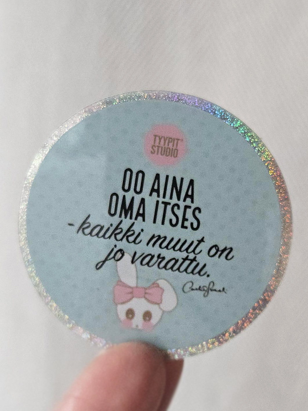 Tyypit Studion jo klassikoiksi muodostuneet Voimalause-tekstit naurattaa, vahvistaa, piristää - ne on otteita arkisesta elämästä. Voimalauseita löytyy vaihtuva valikoima erilaisina tuotteina. Tyypit Studio suunnittelee iloa sun elämään - jo vuodesta 2015!