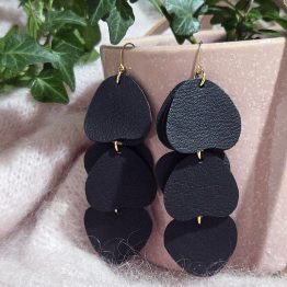 Upeat Venni korvakorut on valmistettu ylijäämänahasta. Jokainen pala on käsin työstetty.