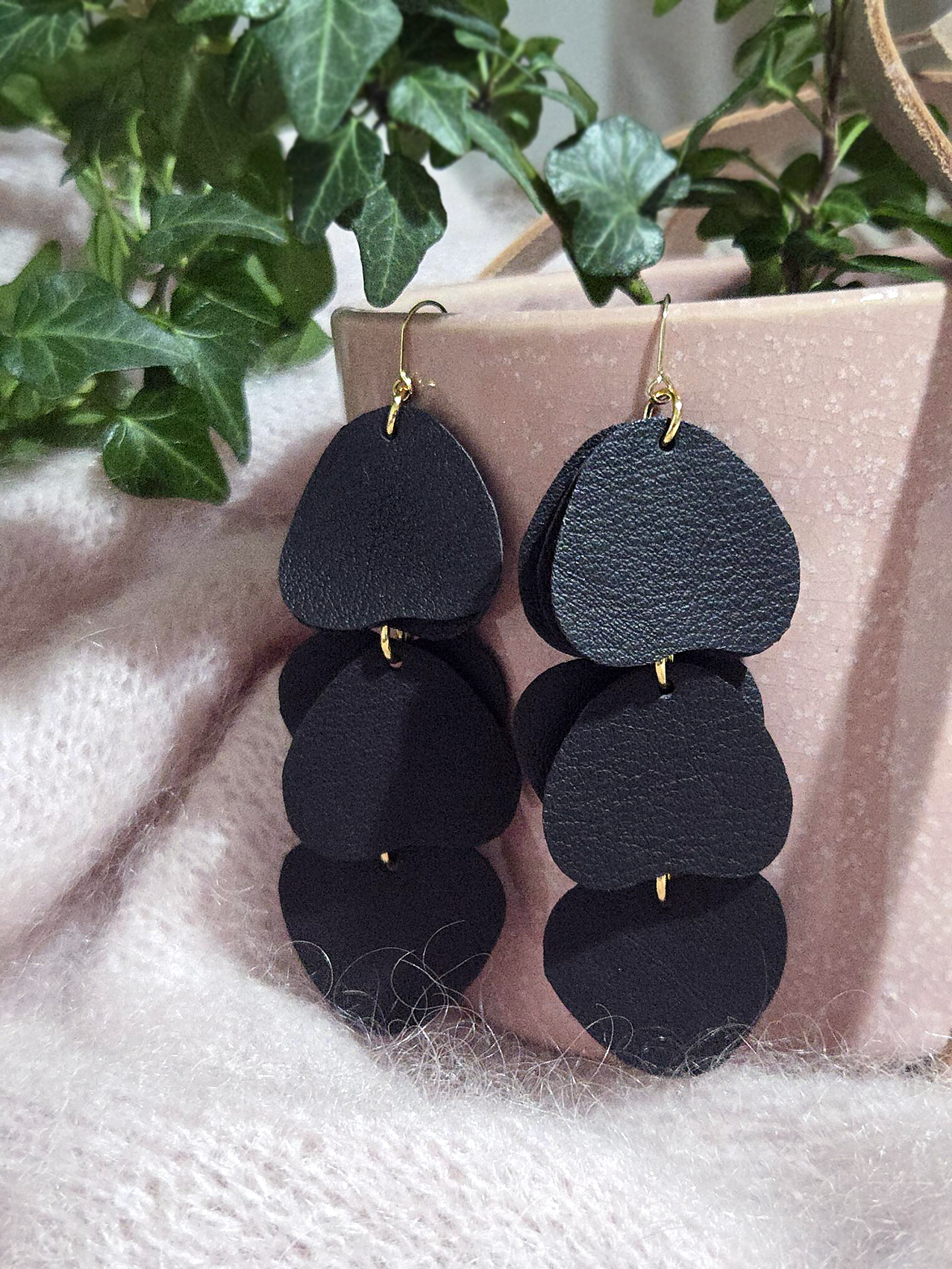 Upeat Venni korvakorut on valmistettu ylijäämänahasta. Jokainen pala on käsin työstetty.