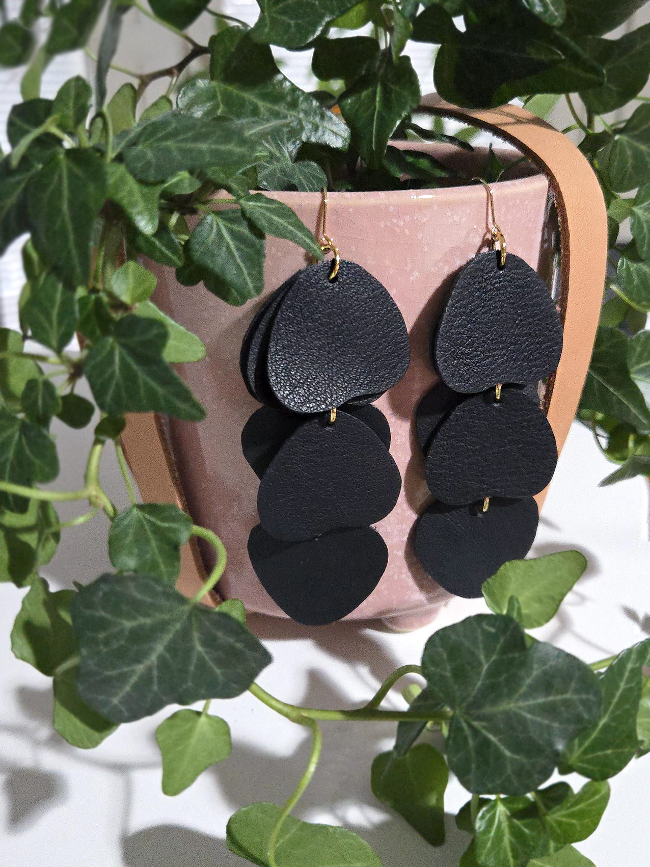 Upeat Venni korvakorut on valmistettu ylijäämänahasta. Jokainen pala on käsin työstetty.