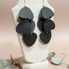 Upeat Venni korvakorut on valmistettu ylijäämänahasta. Jokainen pala on käsin työstetty.