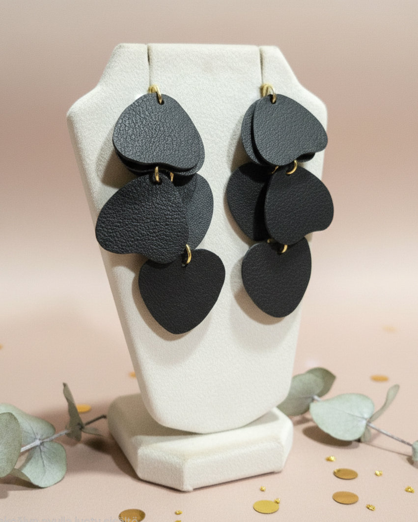 Upeat Venni korvakorut on valmistettu ylijäämänahasta. Jokainen pala on käsin työstetty.