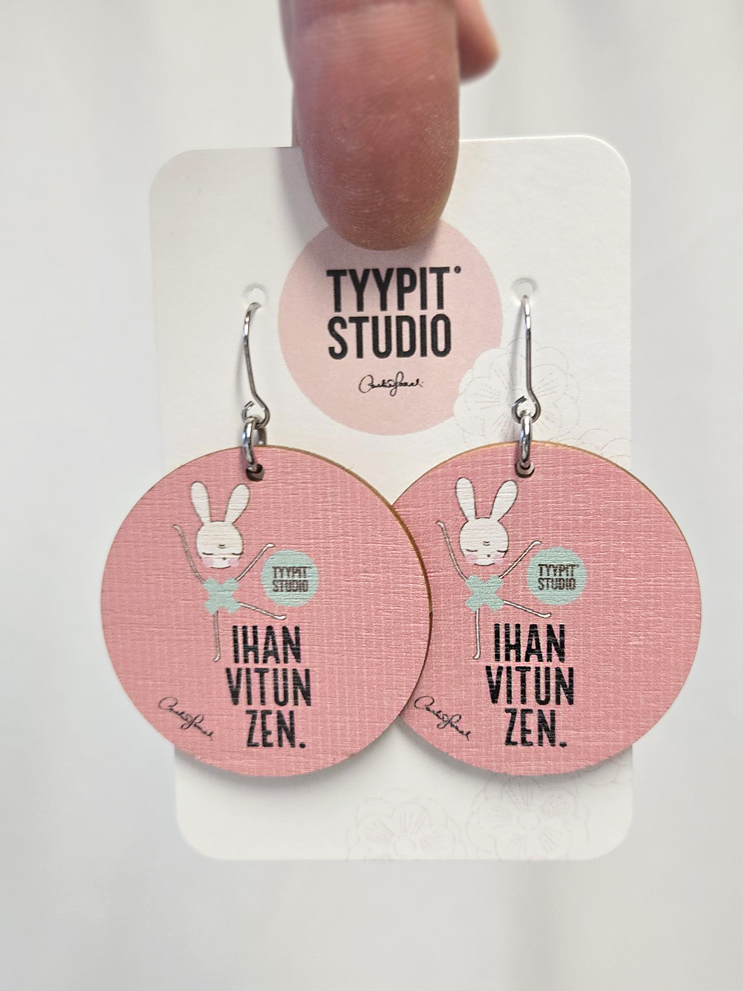 Tyypit Studion jo klassikoiksi muodostuneet Voimalause-tekstit naurattaa, vahvistaa, piristää - ne on otteita arkisesta elämästä. Voimalauseita löytyy vaihtuva valikoima erilaisina tuotteina. Tyypit Studio suunnittelee iloa sun elämään - jo vuodesta 2015!