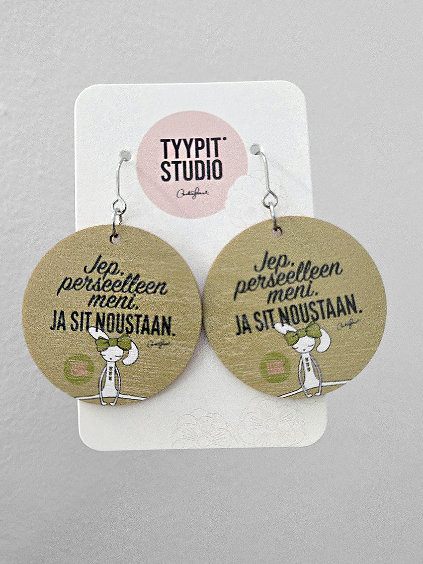 Tyypit Studion jo klassikoiksi muodostuneet Voimalause-tekstit naurattaa, vahvistaa, piristää - ne on otteita arkisesta elämästä. Laaja valikoima Voimalauseita löytyy vaihtuva valikoima erilaisina tuotteina. Tyypit Studio suunnittelee iloa sun elämään - jo vuodesta 2015!