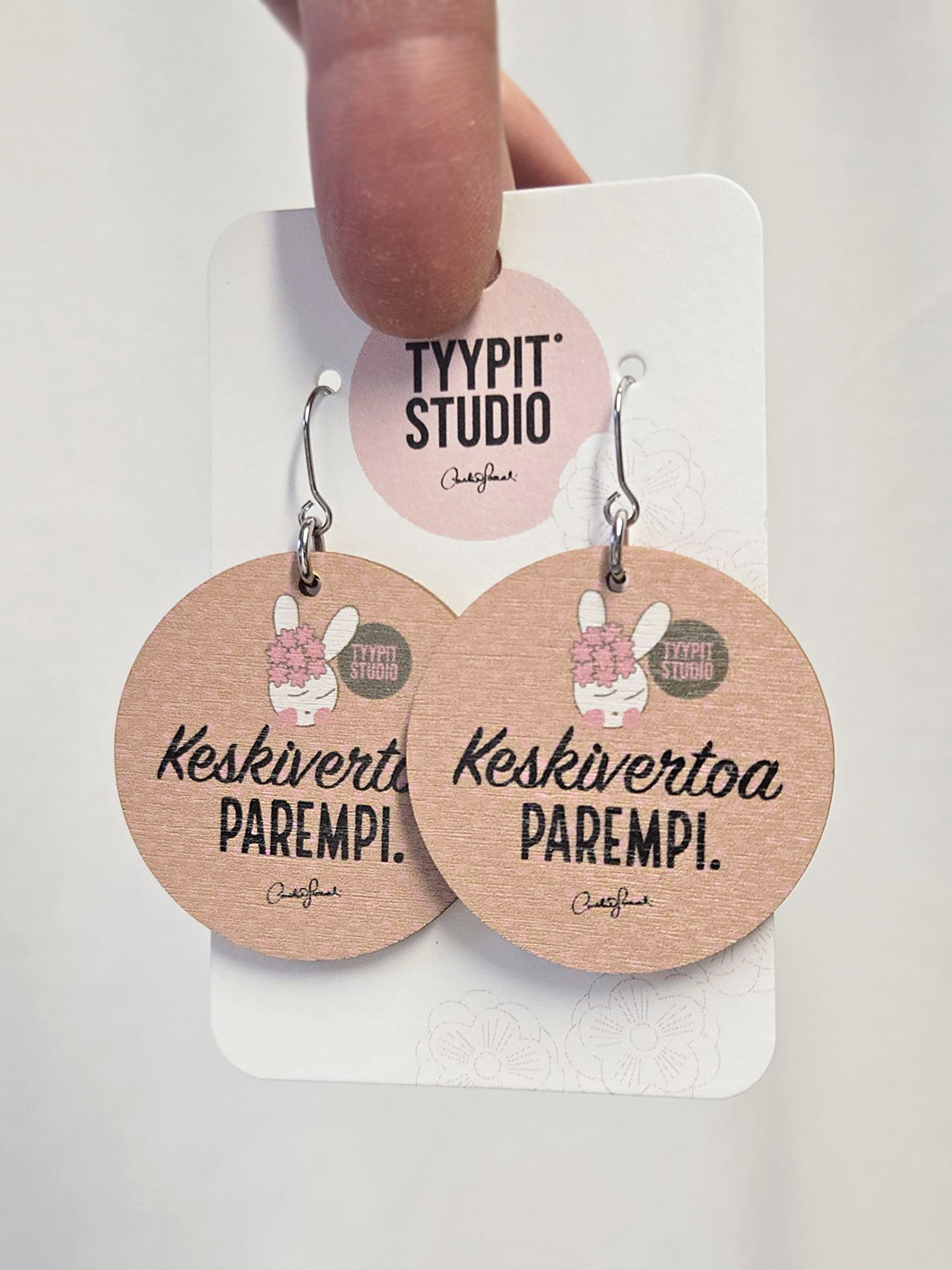 Tyypit Studion jo klassikoiksi muodostuneet Voimalause-tekstit naurattaa, vahvistaa, piristää - ne on otteita arkisesta elämästä. Voimalauseita löytyy vaihtuva valikoima erilaisina tuotteina. Tyypit Studio suunnittelee iloa sun elämään - jo vuodesta 2015!