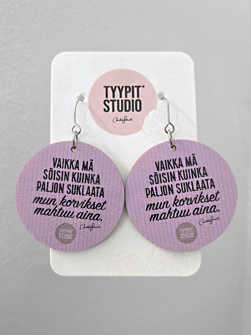 Tyypit Studion jo klassikoiksi muodostuneet Voimalause-tekstit naurattaa, vahvistaa, piristää - ne on otteita arkisesta elämästä. Laaja valikoima Voimalauseita löytyy vaihtuva valikoima erilaisina tuotteina. Tyypit Studio suunnittelee iloa sun elämään - jo vuodesta 2015!
