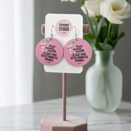 Tyypit Studion jo klassikoiksi muodostuneet Voimalause-tekstit naurattaa, vahvistaa, piristää - ne on otteita arkisesta elämästä. Laaja valikoima Voimalauseita löytyy vaihtuva valikoima erilaisina tuotteina. Tyypit Studio suunnittelee iloa sun elämään - jo vuodesta 2015!