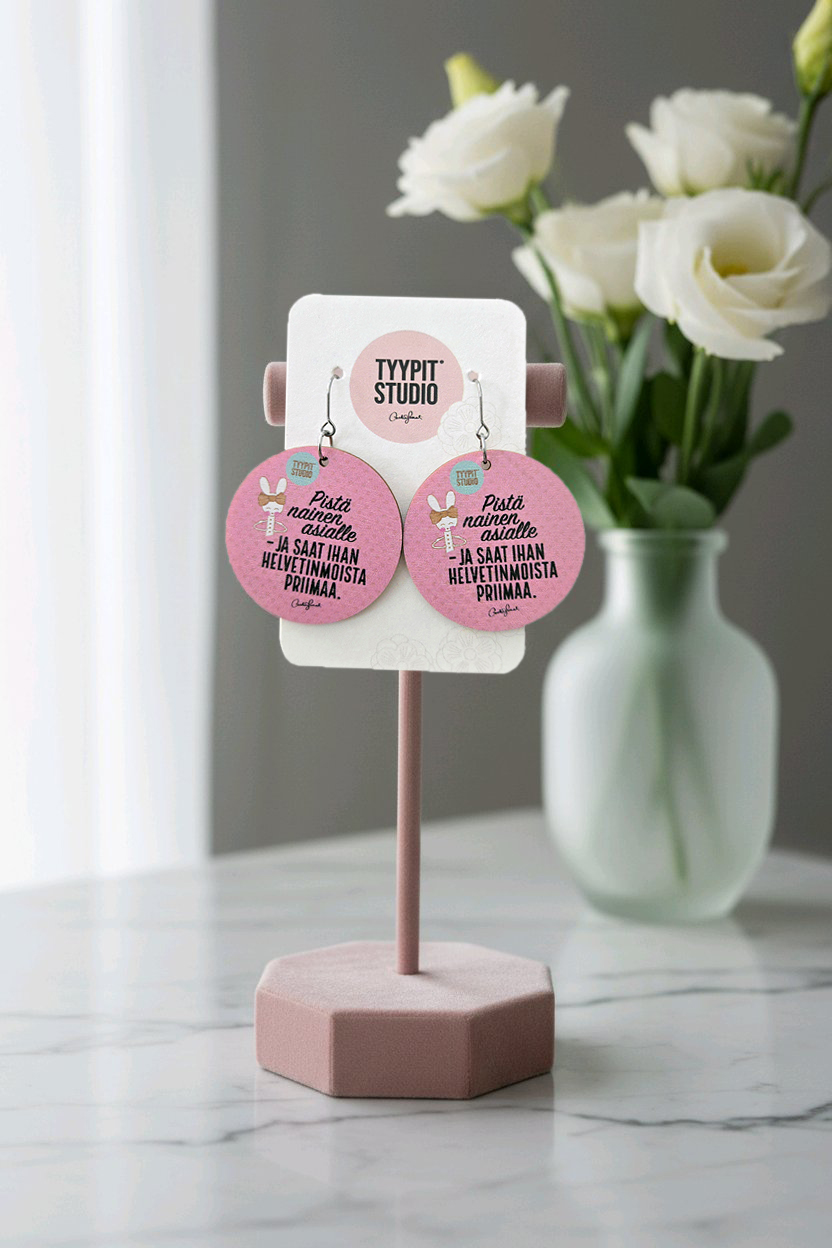 Tyypit Studion jo klassikoiksi muodostuneet Voimalause-tekstit naurattaa, vahvistaa, piristää - ne on otteita arkisesta elämästä. Laaja valikoima Voimalauseita löytyy vaihtuva valikoima erilaisina tuotteina. Tyypit Studio suunnittelee iloa sun elämään - jo vuodesta 2015!