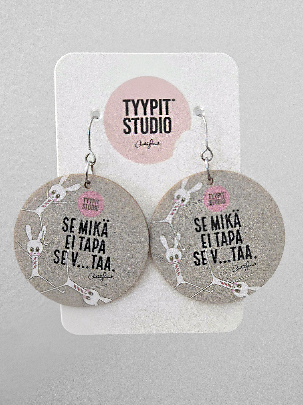 Tyypit Studion jo klassikoiksi muodostuneet Voimalause-tekstit naurattaa, vahvistaa, piristää - ne on otteita arkisesta elämästä. Laaja valikoima Voimalauseita löytyy vaihtuva valikoima erilaisina tuotteina. Tyypit Studio suunnittelee iloa sun elämään - jo vuodesta 2015!