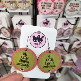 Tyypit-tuotemerkin jo klassikoiksi muodostuneet Voimalause-tekstit naurattaa, vahvistaa, piristää - ne on otteita arkisesta elämästä. Laaja valikoima Voimalauseita myös korvakoruina, kuten nämä. Tyypit suunnittelee iloa sun elämään - jo vuodesta 2015!