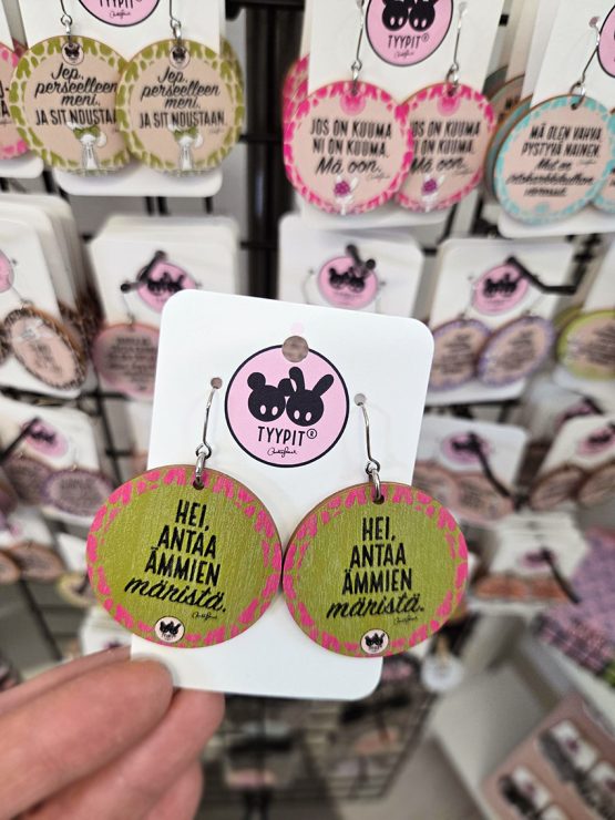 Tyypit-tuotemerkin jo klassikoiksi muodostuneet Voimalause-tekstit naurattaa, vahvistaa, piristää - ne on otteita arkisesta elämästä. Laaja valikoima Voimalauseita myös korvakoruina, kuten nämä. Tyypit suunnittelee iloa sun elämään - jo vuodesta 2015!