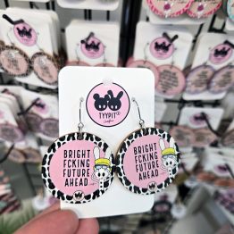 Tyypit-tuotemerkin jo klassikoiksi muodostuneet Voimalause-tekstit naurattaa, vahvistaa, piristää - ne on otteita arkisesta elämästä. Laaja valikoima Voimalauseita myös korvakoruina, kuten nämä. Tyypit suunnittelee iloa sun elämään - jo vuodesta 2015!