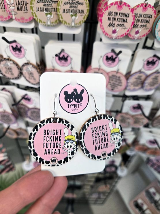 Tyypit-tuotemerkin jo klassikoiksi muodostuneet Voimalause-tekstit naurattaa, vahvistaa, piristää - ne on otteita arkisesta elämästä. Laaja valikoima Voimalauseita myös korvakoruina, kuten nämä. Tyypit suunnittelee iloa sun elämään - jo vuodesta 2015!