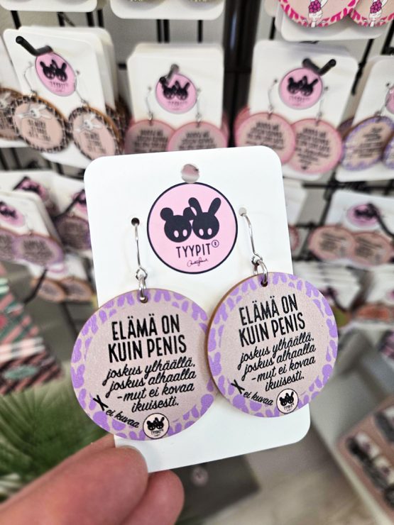 Tyypit-tuotemerkin jo klassikoiksi muodostuneet Voimalause-tekstit naurattaa, vahvistaa, piristää - ne on otteita arkisesta elämästä. Laaja valikoima Voimalauseita myös korvakoruina, kuten nämä. Tyypit suunnittelee iloa sun elämään - jo vuodesta 2015!