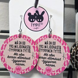 Tyypit Studio -tuotemerkin jo klassikoiksi muodostuneet Voimalause-tekstit naurattaa, vahvistaa, piristää - ne on otteita arkisesta elämästä. Laaja valikoima Voimalauseita monenlaisina arkea piristävinä tuotteina. Tyypit Studio suunnittelee iloa sun elämään - jo vuodesta 2015!