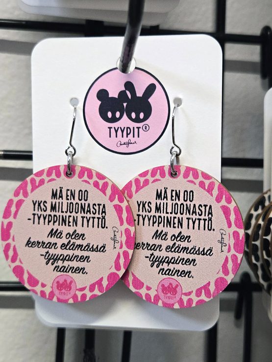 Tyypit-tuotemerkin jo klassikoiksi muodostuneet Voimalause-tekstit naurattaa, vahvistaa, piristää - ne on otteita arkisesta elämästä. Laaja valikoima Voimalauseita myös korvakoruina, kuten nämä. Tyypit suunnittelee iloa sun elämään - jo vuodesta 2015!