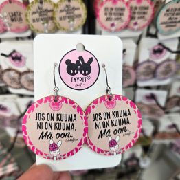 Tyypit-tuotemerkin jo klassikoiksi muodostuneet Voimalause-tekstit naurattaa, vahvistaa, piristää - ne on otteita arkisesta elämästä. Laaja valikoima Voimalauseita myös korvakoruina, kuten nämä. Tyypit suunnittelee iloa sun elämään - jo vuodesta 2015!