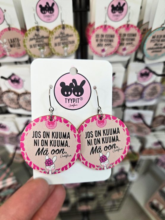 Tyypit-tuotemerkin jo klassikoiksi muodostuneet Voimalause-tekstit naurattaa, vahvistaa, piristää - ne on otteita arkisesta elämästä. Laaja valikoima Voimalauseita myös korvakoruina, kuten nämä. Tyypit suunnittelee iloa sun elämään - jo vuodesta 2015!