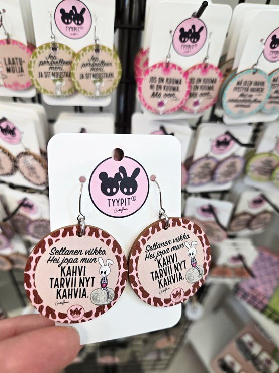 Tyypit-tuotemerkin jo klassikoiksi muodostuneet Voimalause-tekstit naurattaa, vahvistaa, piristää - ne on otteita arkisesta elämästä. Laaja valikoima Voimalauseita myös korvakoruina, kuten nämä. Tyypit suunnittelee iloa sun elämään - jo vuodesta 2015!