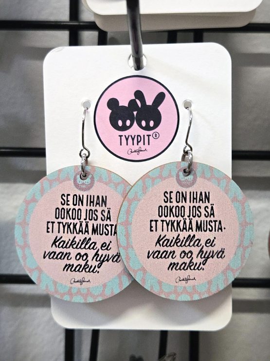 Tyypit-tuotemerkin jo klassikoiksi muodostuneet Voimalause-tekstit naurattaa, vahvistaa, piristää - ne on otteita arkisesta elämästä. Laaja valikoima Voimalauseita myös korvakoruina, kuten nämä. Tyypit suunnittelee iloa sun elämään - jo vuodesta 2015!