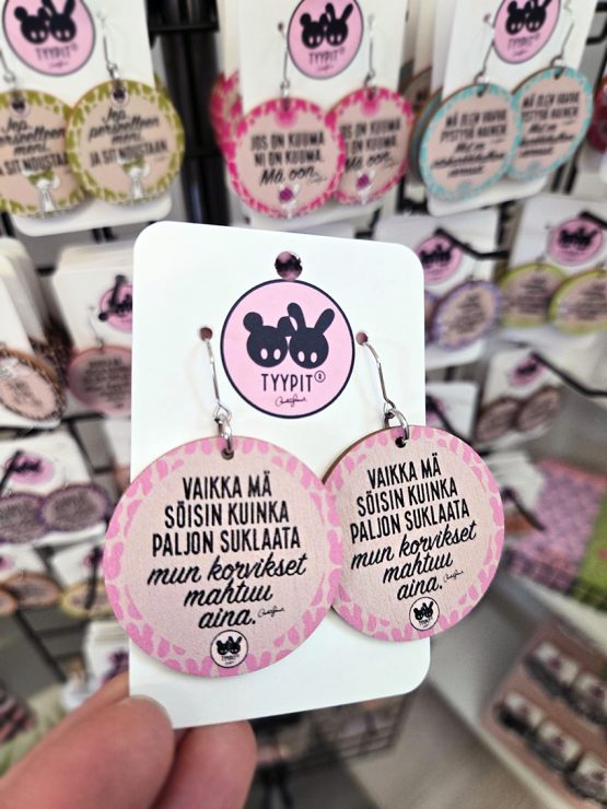 Tyypit-tuotemerkin jo klassikoiksi muodostuneet Voimalause-tekstit naurattaa, vahvistaa, piristää - ne on otteita arkisesta elämästä. Laaja valikoima Voimalauseita myös korvakoruina, kuten nämä. Tyypit suunnittelee iloa sun elämään - jo vuodesta 2015!