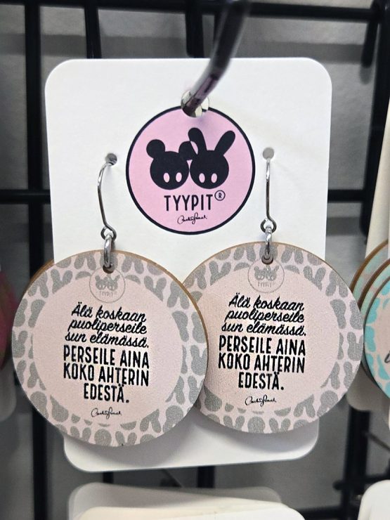 Tyypit-tuotemerkin jo klassikoiksi muodostuneet Voimalause-tekstit naurattaa, vahvistaa, piristää - ne on otteita arkisesta elämästä. Laaja valikoima Voimalauseita myös korvakoruina, kuten nämä. Tyypit suunnittelee iloa sun elämään - jo vuodesta 2015!