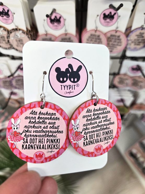 Tyypit-tuotemerkin jo klassikoiksi muodostuneet Voimalause-tekstit naurattaa, vahvistaa, piristää - ne on otteita arkisesta elämästä. Laaja valikoima Voimalauseita myös korvakoruina, kuten nämä. Tyypit suunnittelee iloa sun elämään - jo vuodesta 2015!