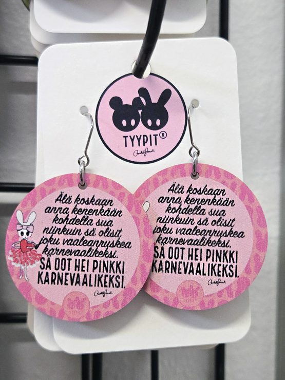 Tyypit-tuotemerkin jo klassikoiksi muodostuneet Voimalause-tekstit naurattaa, vahvistaa, piristää - ne on otteita arkisesta elämästä. Laaja valikoima Voimalauseita myös korvakoruina, kuten nämä. Tyypit suunnittelee iloa sun elämään - jo vuodesta 2015!