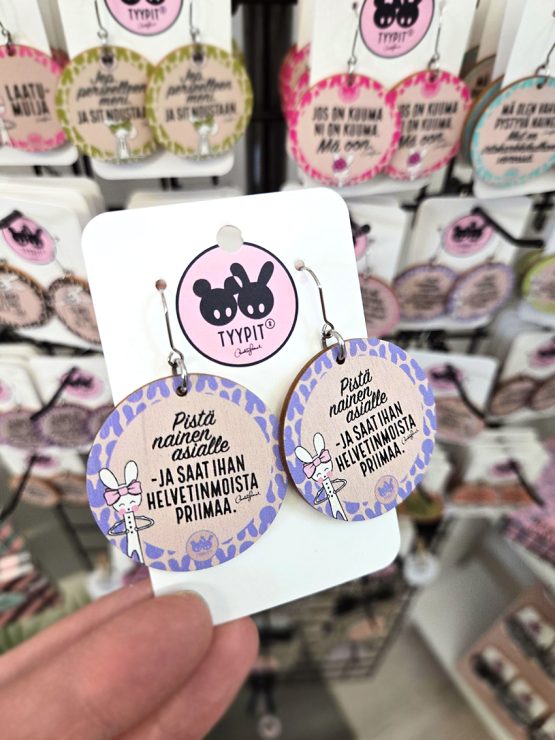Tyypit-tuotemerkin jo klassikoiksi muodostuneet Voimalause-tekstit naurattaa, vahvistaa, piristää - ne on otteita arkisesta elämästä. Laaja valikoima Voimalauseita myös korvakoruina, kuten nämä. Tyypit suunnittelee iloa sun elämään - jo vuodesta 2015!
