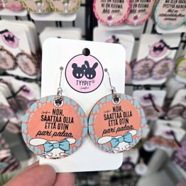 Tyypit-tuotemerkin jo klassikoiksi muodostuneet Voimalause-tekstit naurattaa, vahvistaa, piristää - ne on otteita arkisesta elämästä. Laaja valikoima Voimalauseita myös korvakoruina, kuten nämä. Tyypit suunnittelee iloa sun elämään - jo vuodesta 2015!