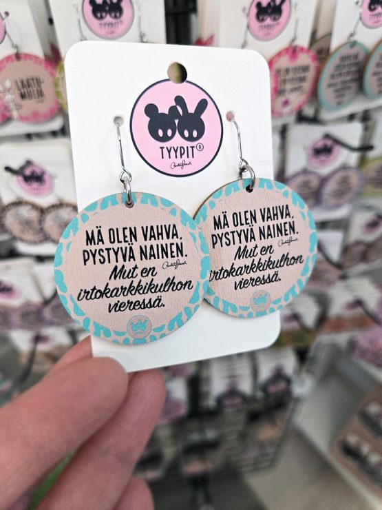 Tyypit-tuotemerkin jo klassikoiksi muodostuneet Voimalause-tekstit naurattaa, vahvistaa, piristää - ne on otteita arkisesta elämästä. Laaja valikoima Voimalauseita myös korvakoruina, kuten nämä. Tyypit suunnittelee iloa sun elämään - jo vuodesta 2015!