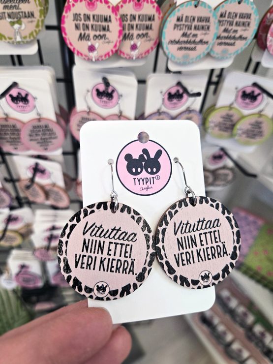 Tyypit-tuotemerkin jo klassikoiksi muodostuneet Voimalause-tekstit naurattaa, vahvistaa, piristää - ne on otteita arkisesta elämästä. Laaja valikoima Voimalauseita myös korvakoruina, kuten nämä. Tyypit suunnittelee iloa sun elämään - jo vuodesta 2015!