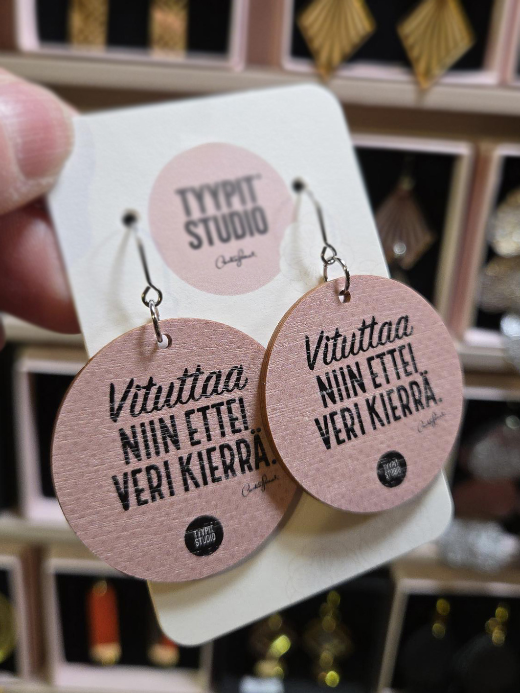 Tyypit Studion jo klassikoiksi muodostuneet Voimalause-tekstit naurattaa, vahvistaa, piristää - ne on otteita arkisesta elämästä. Laaja valikoima Voimalauseita löytyy vaihtuva valikoima erilaisina tuotteina. Tyypit Studio suunnittelee iloa sun elämään - jo vuodesta 2015!