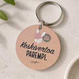 Tyypit Studion jo klassikoiksi muodostuneet Voimalause-tekstit naurattaa, vahvistaa, piristää - ne on otteita arkisesta elämästä. Voimalauseita löytyy vaihtuva valikoima erilaisina tuotteina. Tyypit Studio suunnittelee iloa sun elämään - jo vuodesta 2015!