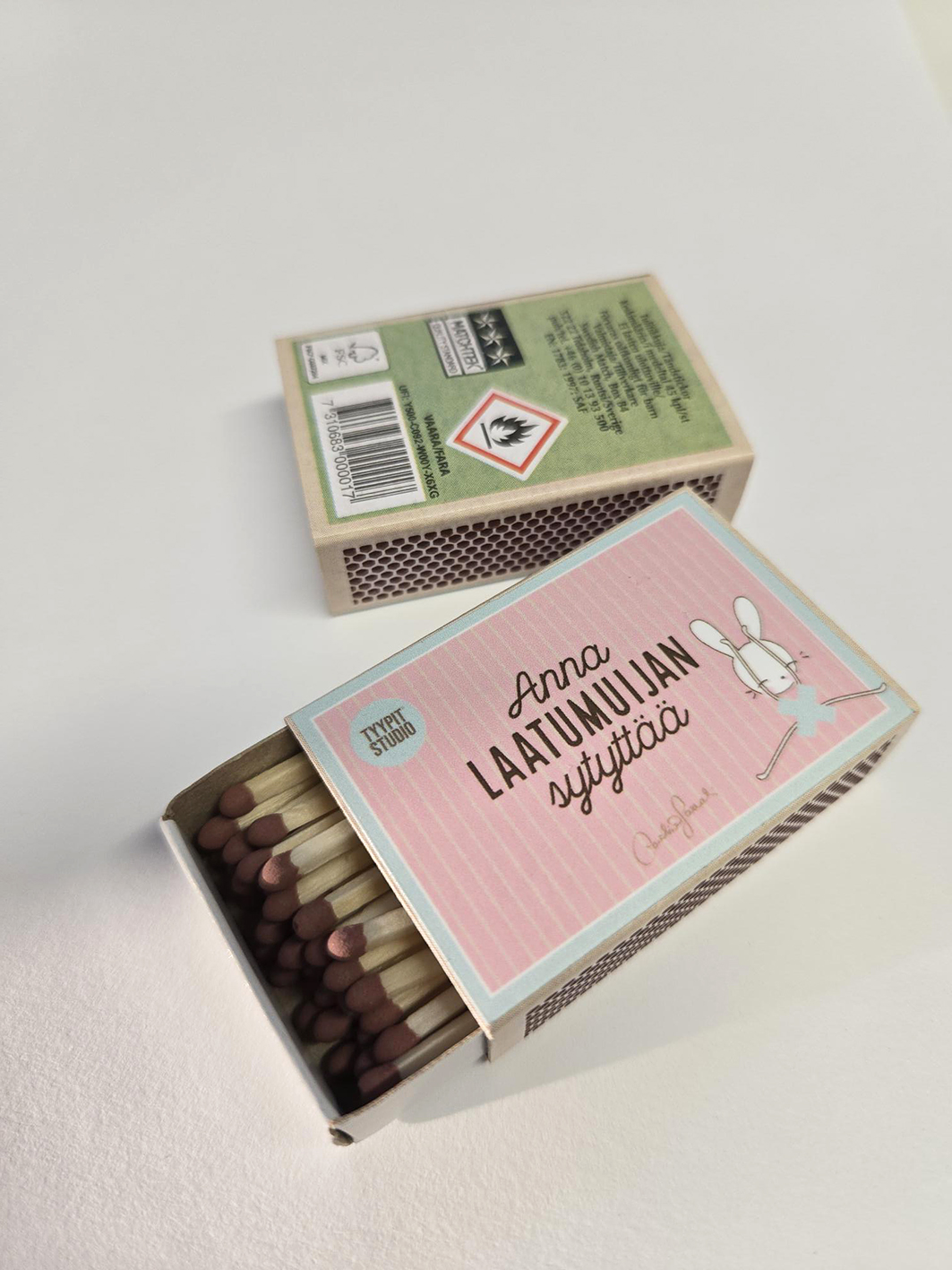 Tyypit Studion jo klassikoiksi muodostuneet Voimalause-tekstit naurattaa, vahvistaa, piristää - ne on otteita arkisesta elämästä. Voimalauseita löytyy vaihtuva valikoima erilaisina tuotteina. Tyypit Studio suunnittelee iloa sun elämään - jo vuodesta 2015!