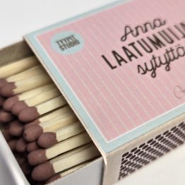 Tyypit Studion jo klassikoiksi muodostuneet Voimalause-tekstit naurattaa, vahvistaa, piristää - ne on otteita arkisesta elämästä. Voimalauseita löytyy vaihtuva valikoima erilaisina tuotteina. Tyypit Studio suunnittelee iloa sun elämään - jo vuodesta 2015!